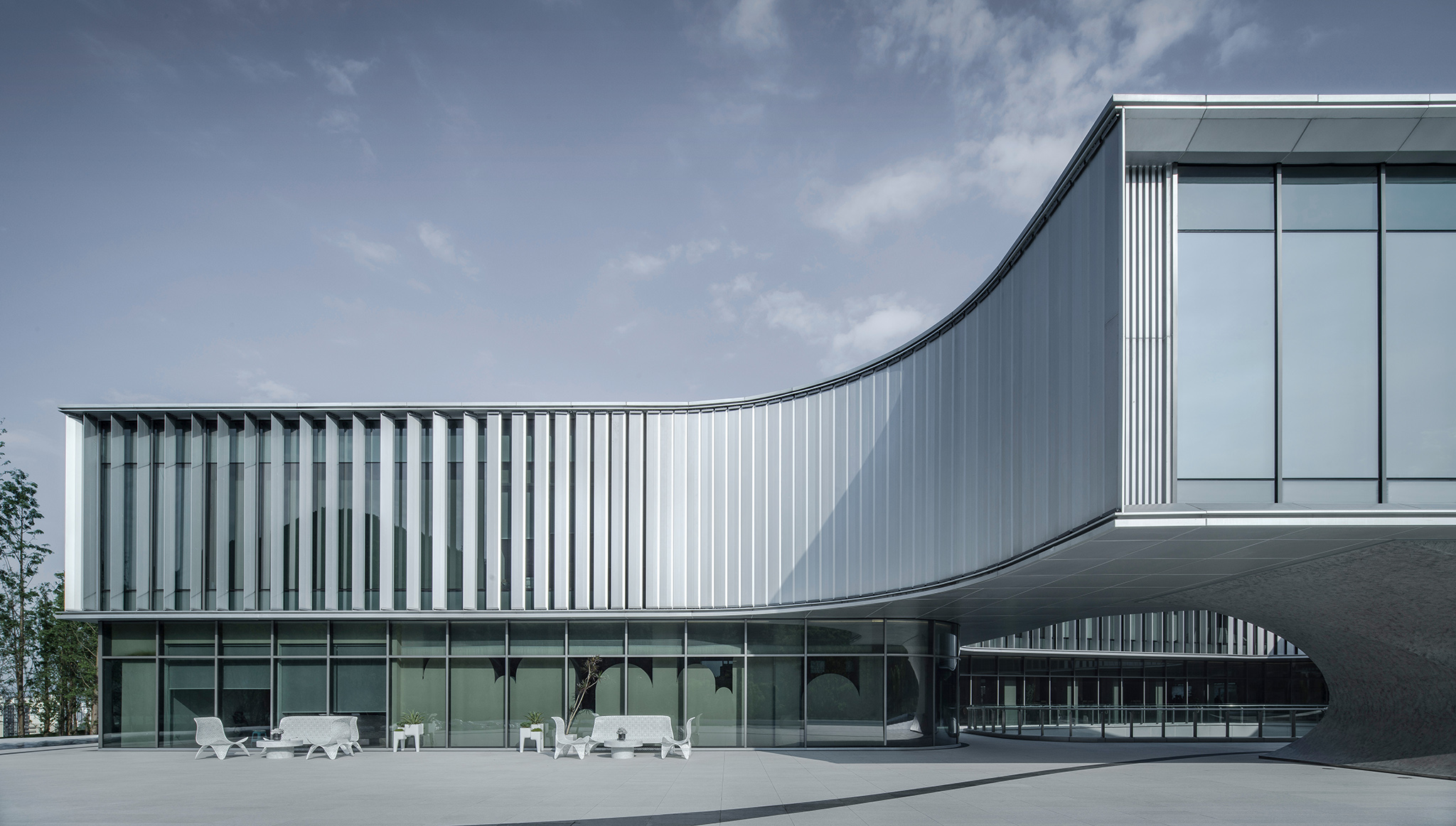 30x400的反向翼形铝合金格栅作为基本单元,通过七级角度变化,按照垂直